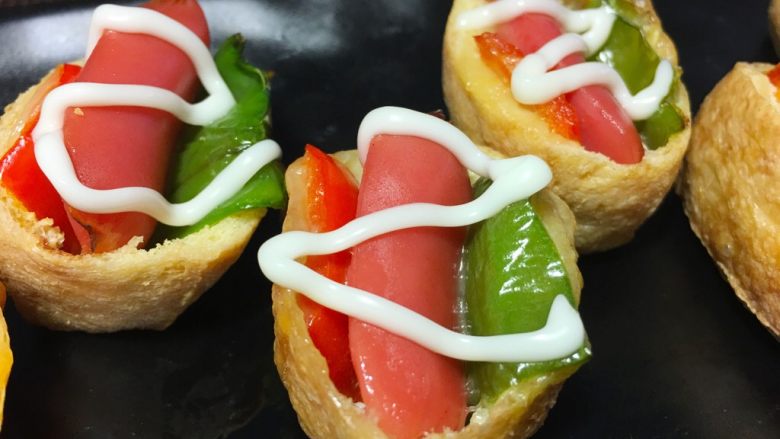 油豆腐盒子,最后挤上沙拉酱，不喜欢沙拉酱的朋友可以沾甜面酱也很好吃哦