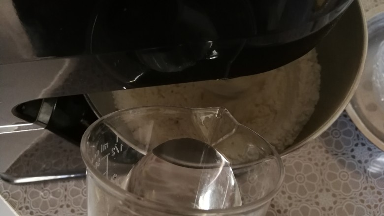 叶子软面包,加入水搅拌均匀,一边放水一边搅拌