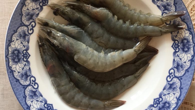 油焖大虾🍤,厄瓜多尔虾
洗净去虾线
用厨房用纸蘸干水
