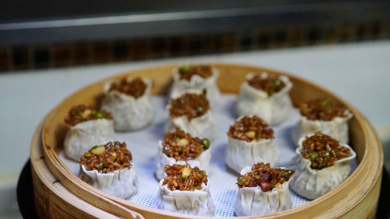 松仁糯米烧麦,将水烧开后,摆入蒸笼