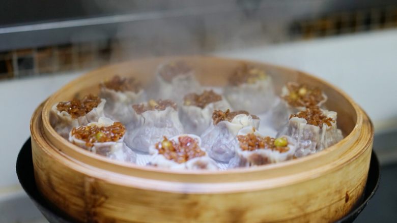 松仁糯米烧麦,热气腾腾,趁热取出