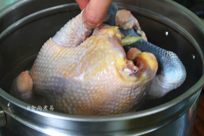 脆皮白切鸡,水沸腾时,将整只鸡放入锅中,不用遮盖