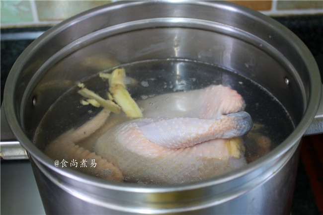 脆皮白切鸡,大火煮15分钟,中途翻一下面,保证整只鸡接触到汤汁