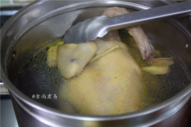 脆皮白切鸡,关火,让鸡在锅中焖8分钟左右,捞起沥干水,煮鸡的汤水也不要浪费,撇除油脂,放点紫菜或萝卜丝煮个鲜汤,也是极好的,也可以盛起,放凉后保鲜起来,做高汤,炖菜时代替清水,鲜甜得很