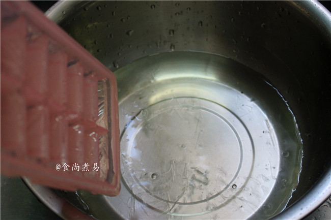 脆皮白切鸡,从冰箱中取出冰块,倒入大盆中【若没有冰块,最后这两步可以忽略,但口感比有冰块的差】