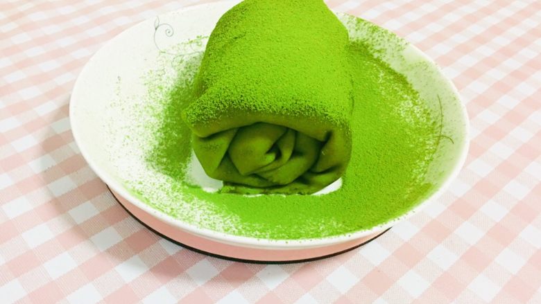 抹茶毛巾卷,从一端卷起,用筛子撒好抹茶粉即完成