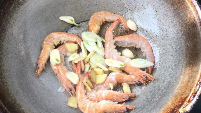 油焖大虾🍤,加入葱姜蒜
煸出香味