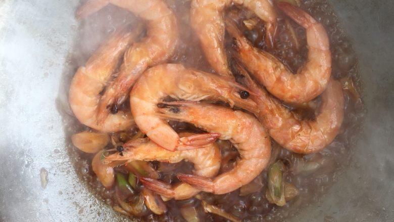 油焖大虾🍤,加一小勺盐
一勺糖
