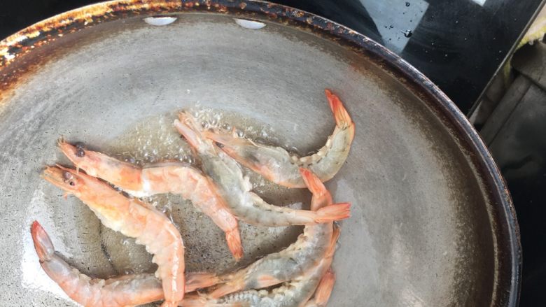 油焖大虾🍤,放入虾
用筷子翻面