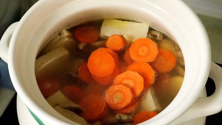 香菇鸡汤,20分钟之后加入胡萝卜,再继续煲10分钟,煲汤时间共计1小时,出锅前加入适量食盐提味;