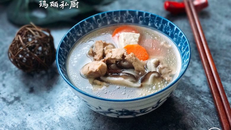 香菇鸡汤,一碗香气扑鼻的香菇鸡汤端给你爱的家人,外面天寒地冻,心里春暖花开。