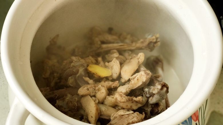 香菇鸡汤,鸡骨和鸡肉捞出放进煲汤砂锅,加<a style='color:red;display:inline-block;' href='/shicai/ 2801'>鲜姜</a>片;