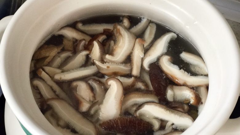 香菇鸡汤,汤煮沸后加入香菇,加盖继续煲;