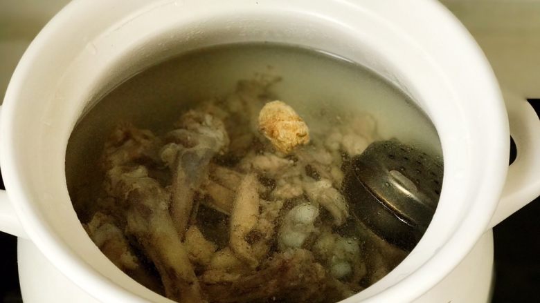 香菇鸡汤,调料盒入砂锅,倒热水没过食材,开中火,煮沸后转小火加盖煲汤;