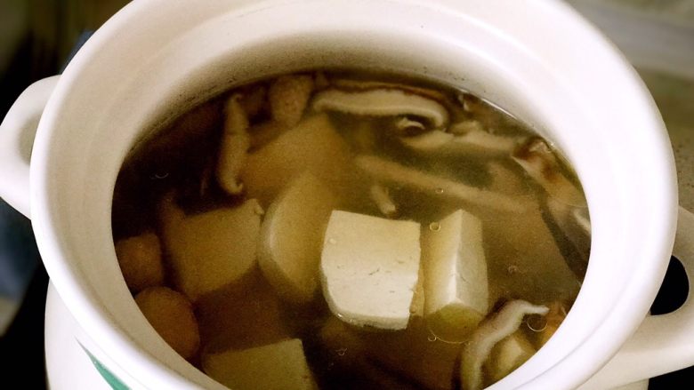 香菇鸡汤,半小时之后加入豆腐,加少许白砂糖提鲜;