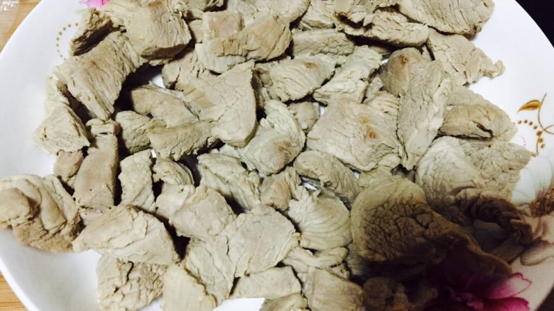 自制肉松,煮好的肉,捞出沥干水份晾凉