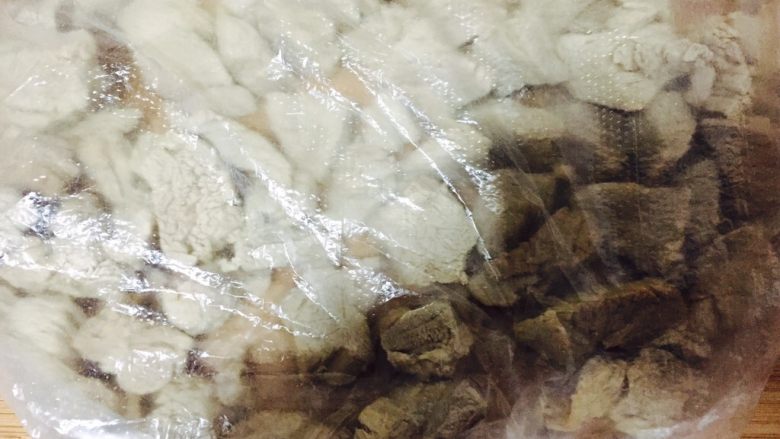 自制肉松,等肉完全凉却以后,找个大号保鲜袋,封口处扎紧。