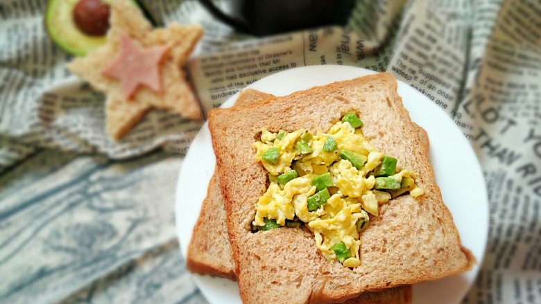 牛油果滑蛋吐司――5分钟快手营养早餐