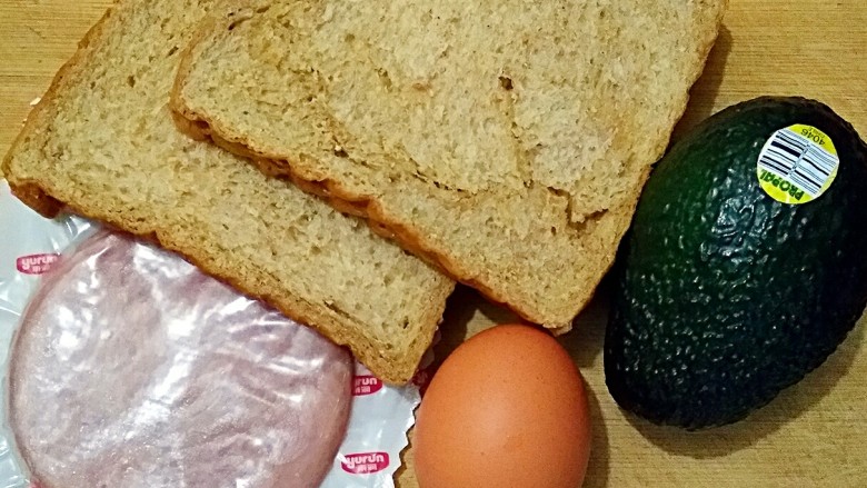 牛油果滑蛋吐司――5分钟快手营养早餐,准备食材。