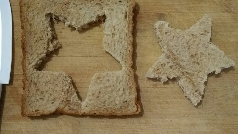 牛油果滑蛋吐司――5分钟快手营养早餐,将一片<a style='color:red;display:inline-block;' href='/shicai/ 585'>吐司</a>根据自己喜好刻出图案。