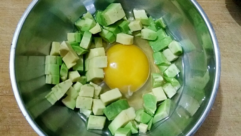 牛油果滑蛋吐司――5分钟快手营养早餐,<a style='color:red;display:inline-block;' href='/shicai/ 9'>鸡蛋</a>打入碗中，加半勺<a style='color:red;display:inline-block;' href='/shicai/ 718'>料酒</a>去腥，将<a style='color:red;display:inline-block;' href='/shicai/ 2157'>牛油果</a>切碎加入其中打散。