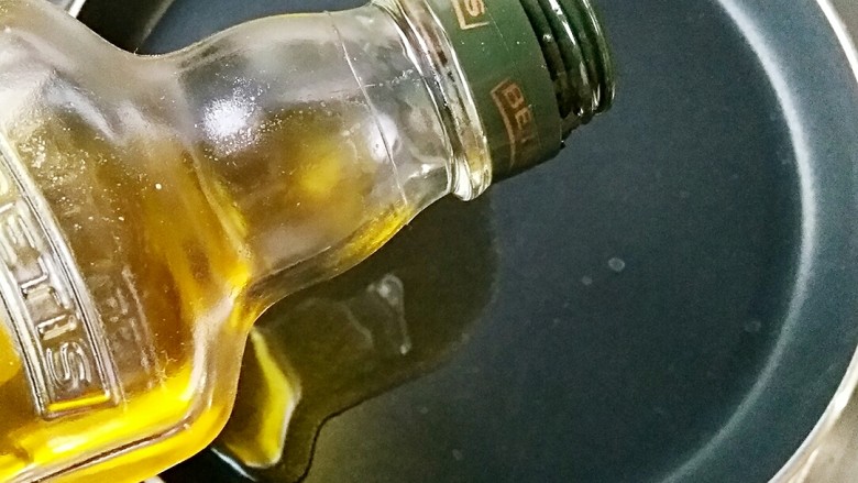 牛油果滑蛋吐司――5分钟快手营养早餐,平底锅中小火慢慢加热一下，然后倒入5克<a style='color:red;display:inline-block;' href='/shicai/ 851'>橄榄油</a>。