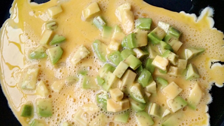 牛油果滑蛋吐司――5分钟快手营养早餐,油烧至7成热是倒入打散的蛋液。