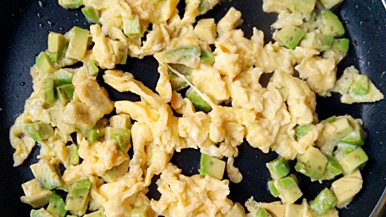 牛油果滑蛋吐司――5分钟快手营养早餐,迅速滑开炒散。（可以根据个人口味加点盐，胡椒粉）