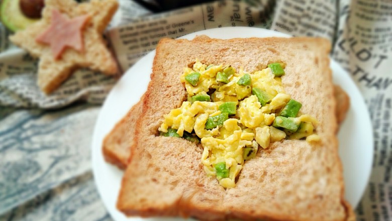 牛油果滑蛋吐司――5分钟快手营养早餐,配一杯果汁或牛奶即是丰盛的快手早餐。