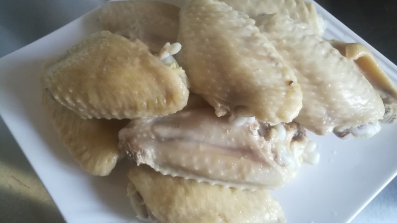 啤酒烩鸡翅,将鸡翅捞出,放在盘子里。