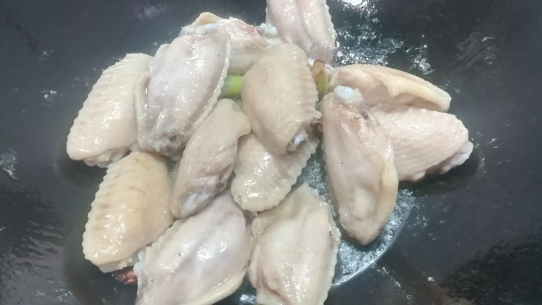 啤酒烩鸡翅,加入鸡翅煸炒,开中火,火大的话鸡皮会粘锅。