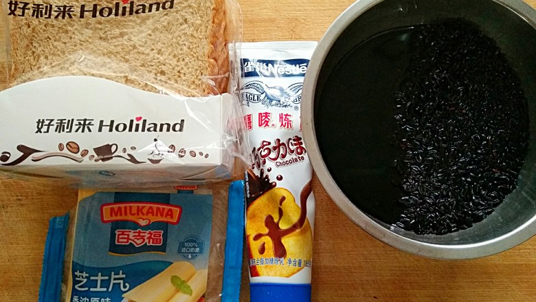 紫米夹心奶酪全麦切片,准备食材。黑米洗净,用没过米的水量提前浸泡2小时以上。(我是用来做早餐的,所以泡了一夜)
