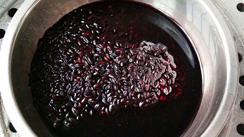 紫米夹心奶酪全麦切片,将泡好的<a style='color:red;display:inline-block;' href='/shicai/ 211581'>紫米</a>上锅隔水蒸30分钟(大火开锅后转中火)。