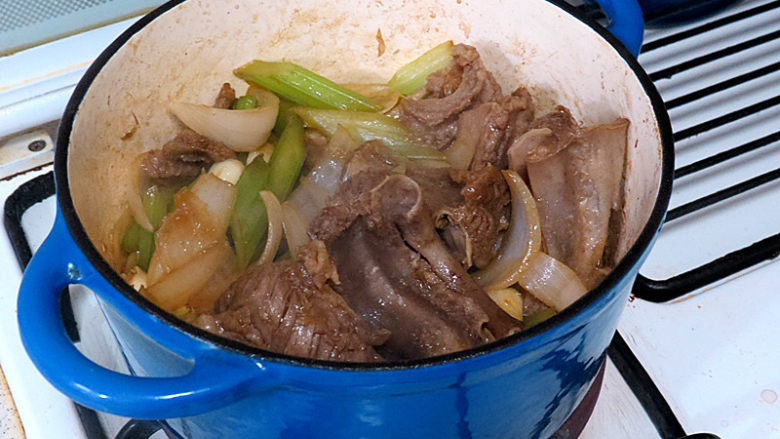 年味。【普罗旺斯番茄炖烤牛肋排】 ,入<a style='color:red;display:inline-block;' href='/shicai/ 788'>生抽</a>,翻炒至蔬菜开始有一点点变软,都均匀上色。这个时候,先去预热烤箱,180度