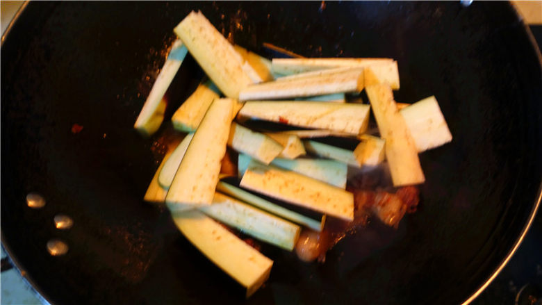 茄子甜椒烧五花肉,.将<a style='color:red;display:inline-block;' href='/shicai/ 58'>茄子</a>放入锅里,盖上锅盖。小火烧制。