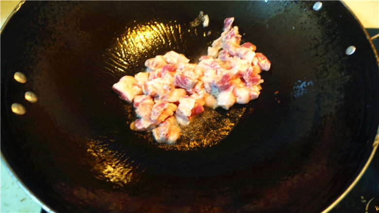 茄子甜椒烧五花肉,.将五花肉放入锅里,翻炒。