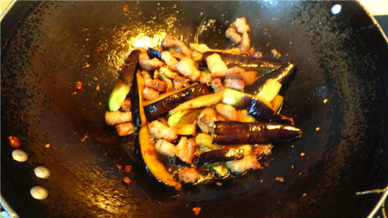 茄子甜椒烧五花肉,中途要翻锅两次。烧至茄子变蔫,出水。