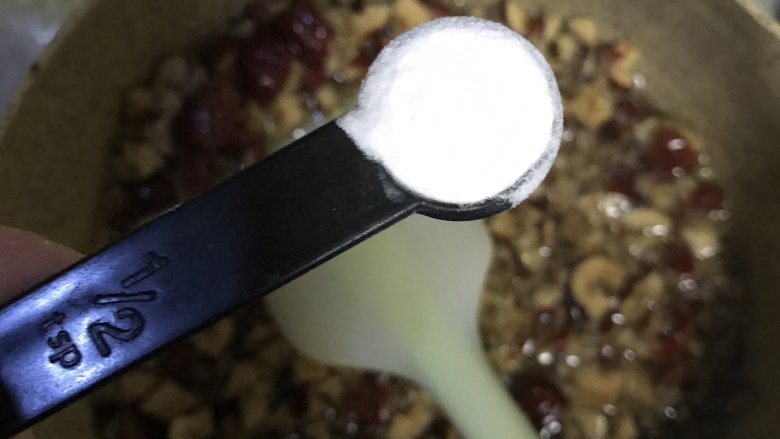 低脂养生红枣蛋糕, 离火,加入小苏打