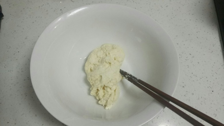 做饼+酱香饼,<a style='color:red;display:inline-block;' href='/shicai/ 519'>面粉</a>加入<a style='color:red;display:inline-block;' href='/shicai/ 156925'>水</a>，活成比较软的面。