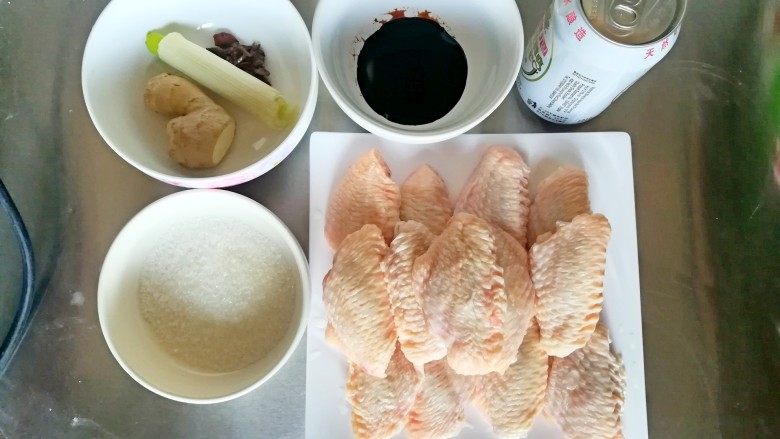 啤酒烩鸡翅,把鸡翅洗干净沥干水份,准备好需要的原料,来个全家福。