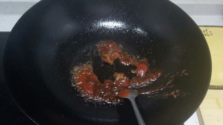 做饼+酱香饼,锅中放入适量油，放入<a style='color:red;display:inline-block;' href='/shicai/ 705'>豆瓣酱</a>、<a style='color:red;display:inline-block;' href='/shicai/ 699'>番茄酱</a>、<a style='color:red;display:inline-block;' href='/shicai/ 4510'>黄豆酱</a>、<a style='color:red;display:inline-block;' href='/shicai/ 712'>甜面酱</a>个1勺，小火炒香。
