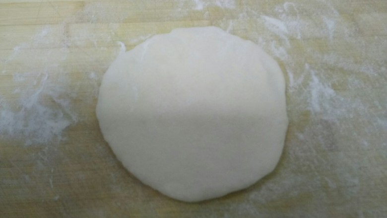 做饼+酱香饼,案板上放入面粉，用手按扁。