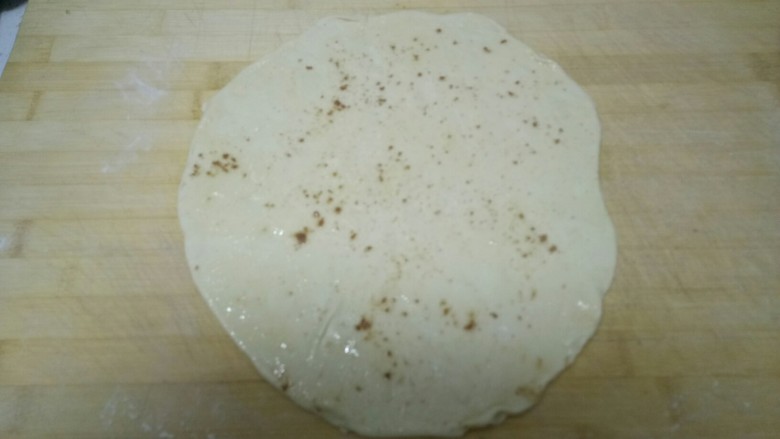 做饼+酱香饼,用擀面杖擀薄，均匀抹上食用油，撒上<a style='color:red;display:inline-block;' href='/shicai/ 829'>十三香</a>。