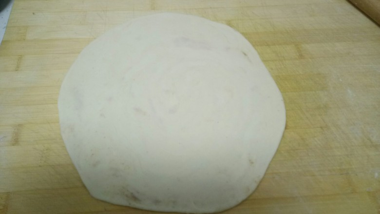 做饼+酱香饼,盘成螺旋状，用手按扁，再擀薄。