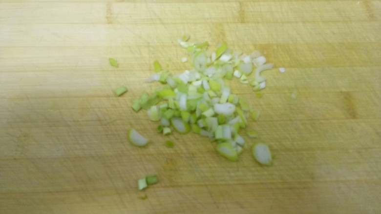 做饼+酱香饼,蒜苗根、葱切碎。