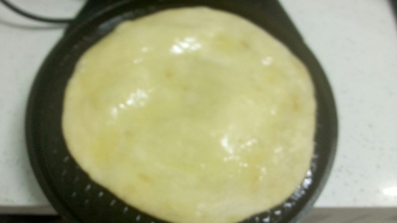 做饼+酱香饼,电饼铛中抹油，放入饼，一面煎制金黄。