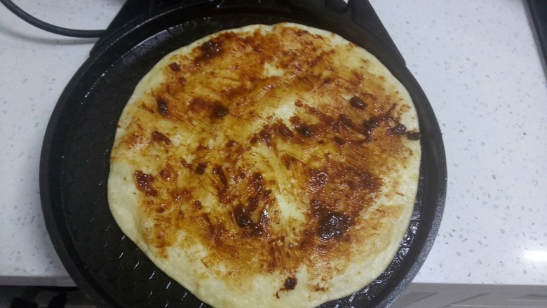 做饼+酱香饼,均匀抹上酱料。