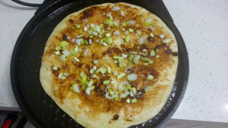 做饼+酱香饼,撒上蒜苗、葱花碎。