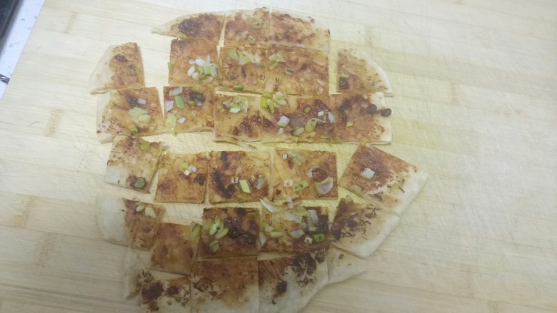 做饼+酱香饼,切成小块。