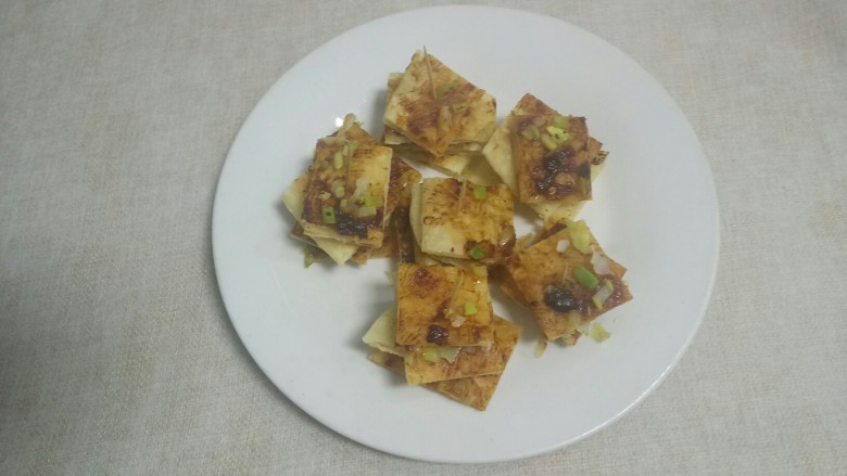 做饼+酱香饼,用牙签穿在一起，摆在盘中。